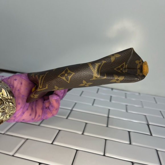 LOUIS VUITTON
Monogram Cosmetic Pouch - Picture 7 of 10